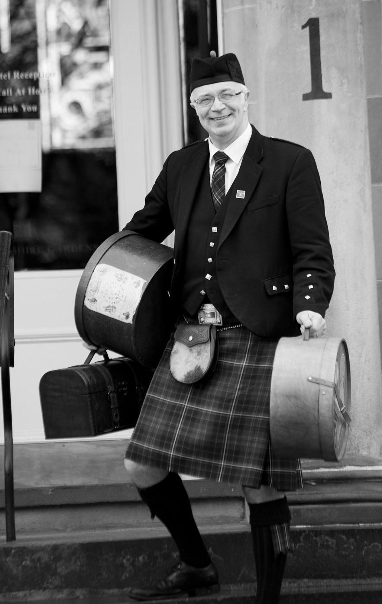 德文郡花园杜文酒店 格拉斯哥 外观 照片 A Scottish man wearing a kilt