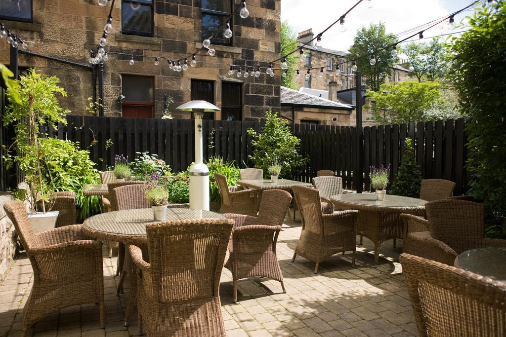 德文郡花园杜文酒店 格拉斯哥 外观 照片 The courtyard at the Old Blind Dogs